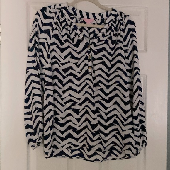 Lilly Pulitzer Tops - Lilly Pulitzer Elsa Blouse. Sz XS Blue / White Silk Blouse. Excellent Condition